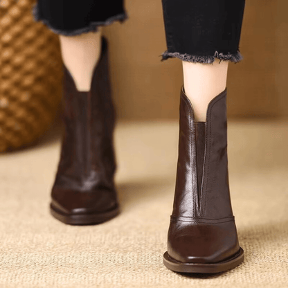 Leather ankle boots with medium heel